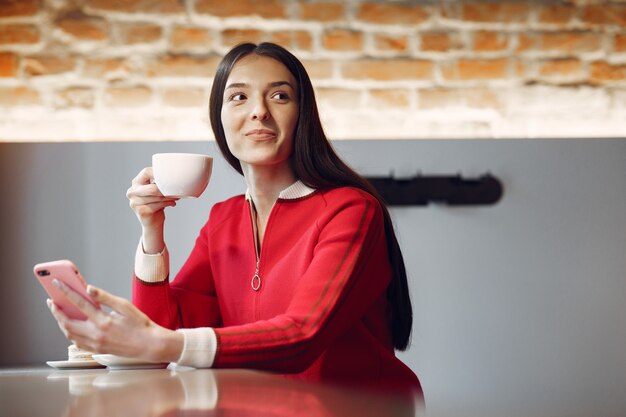 Frau, die Kaffee am Morgen im Restaurant trinkt