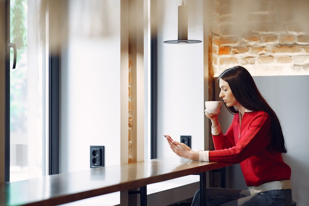 Frau, die Kaffee am Morgen im Restaurant trinkt