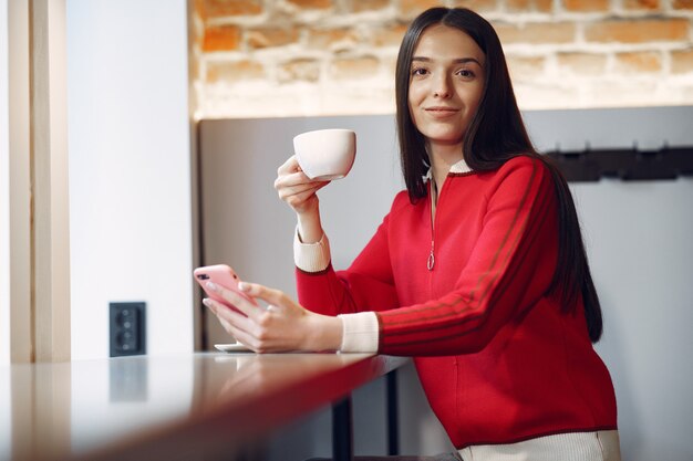 Frau, die Kaffee am Morgen im Restaurant trinkt