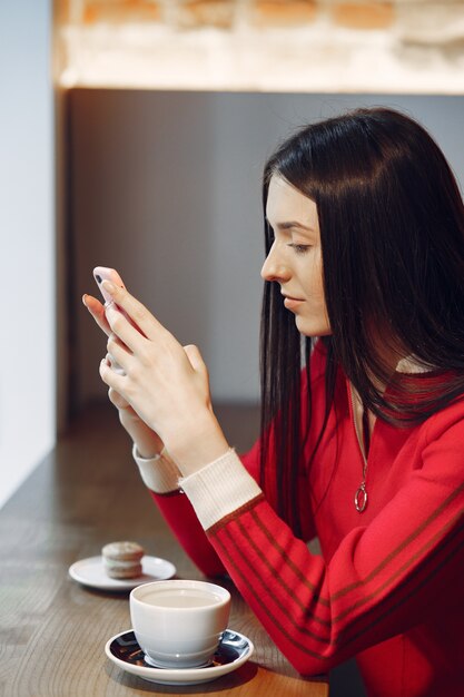 Frau, die Kaffee am Morgen im Restaurant trinkt