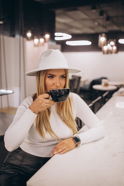 Frau, die kaffee in einem café trinkt