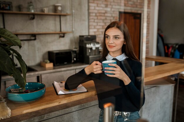 Frau, die Kaffee während eines Treffens hat