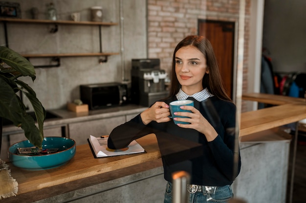 Frau, die Kaffee während eines Treffens hat