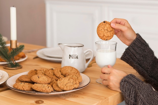 Frau, die Keks in Milch eintaucht