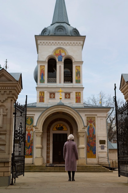 Frau, die Kirche für religiöse Wallfahrt besucht