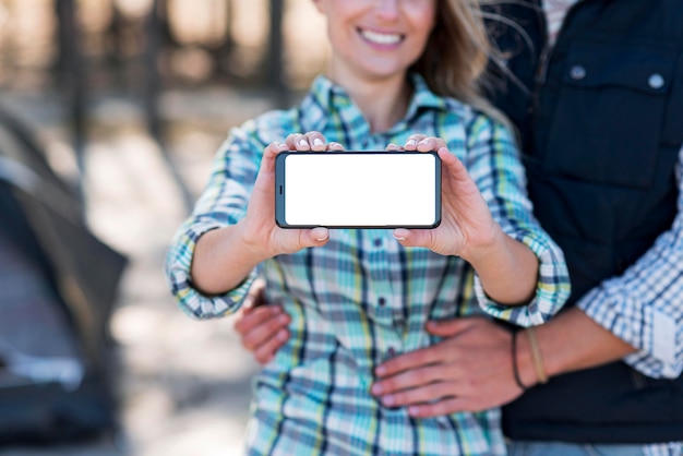 Frau, die Kopierraum-Mobiltelefon hält