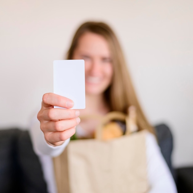 Frau, die Kreditkarte für Online-Einkauf hält