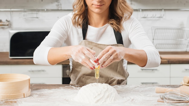 Frau, die Kuchen kocht