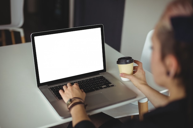 Kostenloses Foto frau, die laptop verwendet