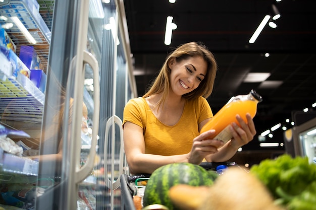 Frau, die Lebensmittel im Supermarkt kauft