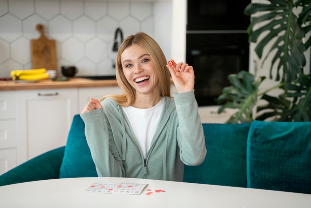 Kostenloses Foto frau, die leidenschaftlich gerne bingo spielt