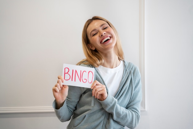 Kostenloses Foto frau, die leidenschaftlich gerne bingo spielt