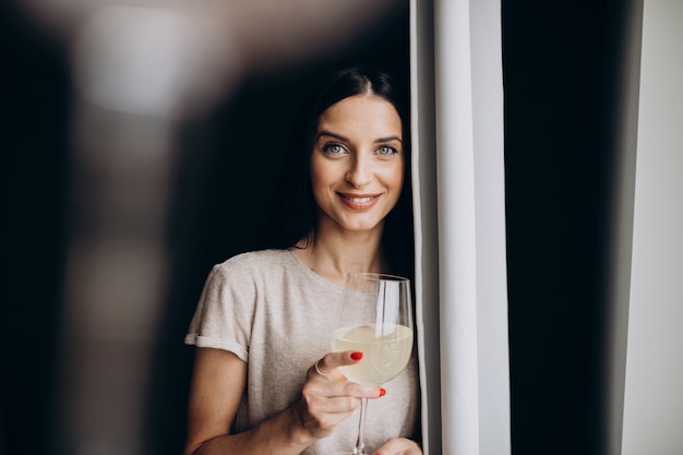 Frau, die limonade zu hause trinkt