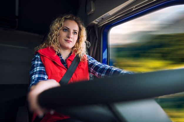 Frau, die LKW-Fahrzeug fährt