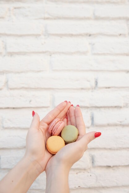 Kostenloses Foto frau, die macarons in ihren händen hält