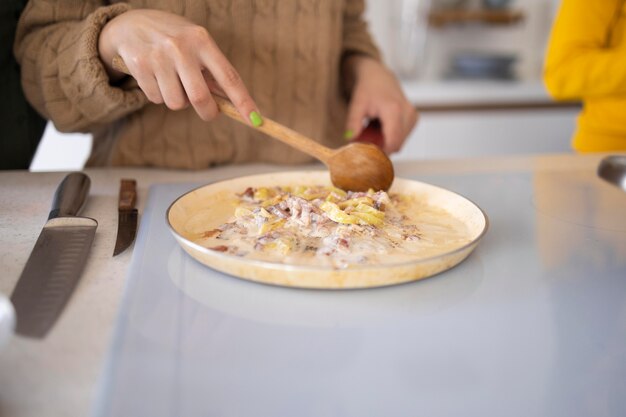 Frau, die Mahlzeit in der Küche vorbereitet