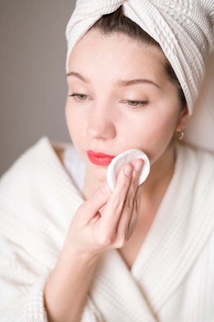 Kostenloses Foto frau, die make-up entfernt