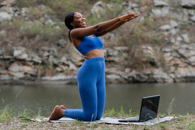 Frau, die Menschen online Yoga lehrt