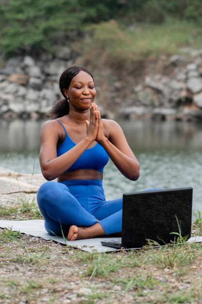 Frau, die Menschen online Yoga lehrt