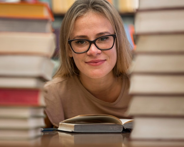 Kostenloses Foto frau, die mit büchern aufwirft