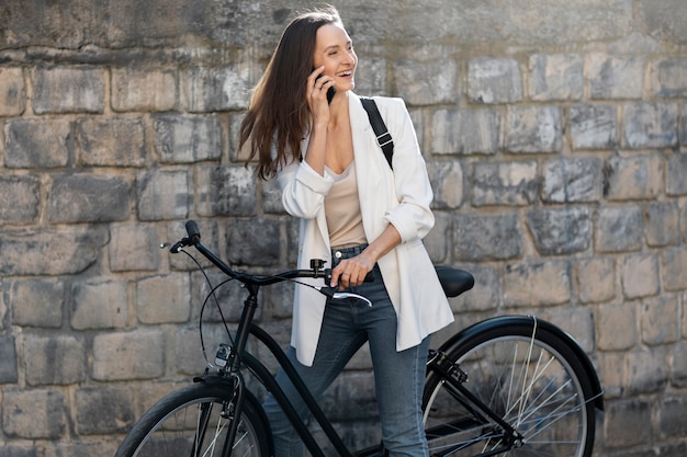 Frau, die mit dem Fahrrad zur Arbeit geht