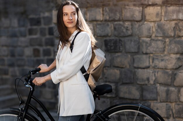 Frau, die mit dem Fahrrad zur Arbeit geht