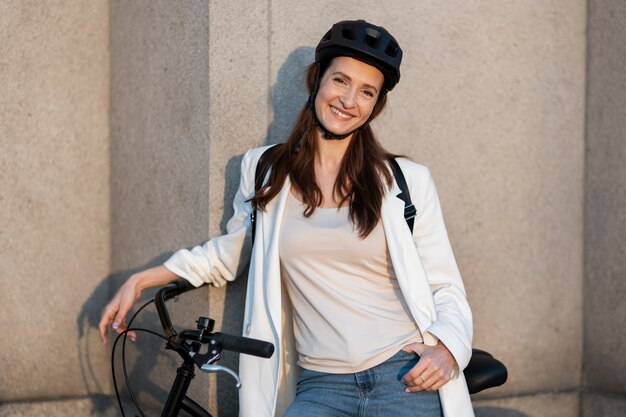 Frau, die mit dem Fahrrad zur Arbeit geht