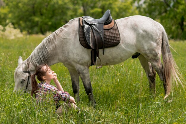 Frau, die mit einem Pferd in der Landschaft geht