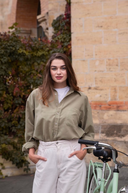 Frau, die mit Fahrrad in der Stadt aufwirft