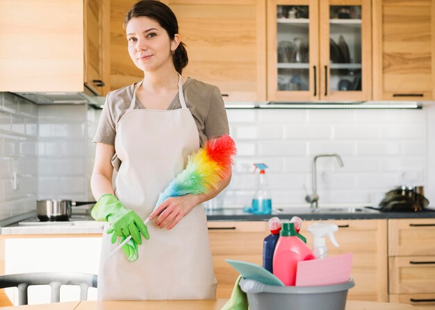 Frau, die mit flauschigem Staubtuch aufwirft