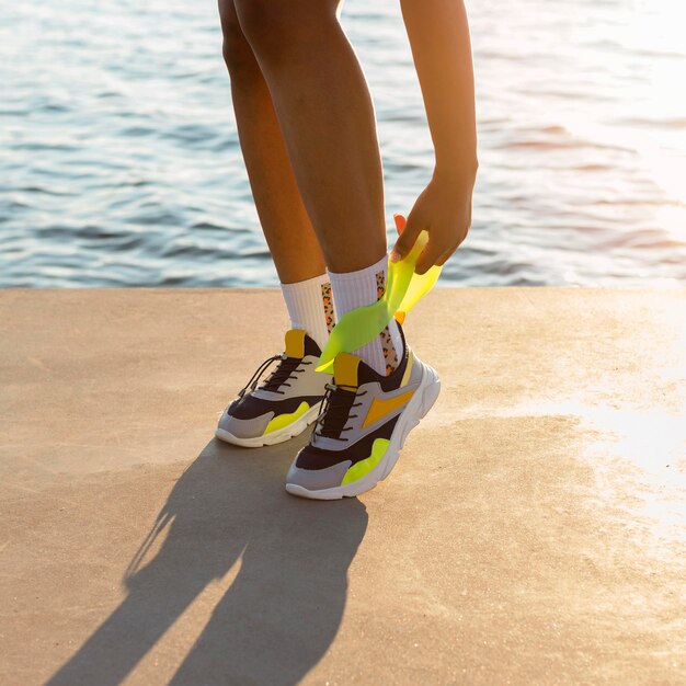 Frau, die mit Gummiband am See trainiert