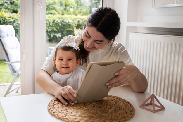 Frau, die mit hohem Winkel des Babys arbeitet