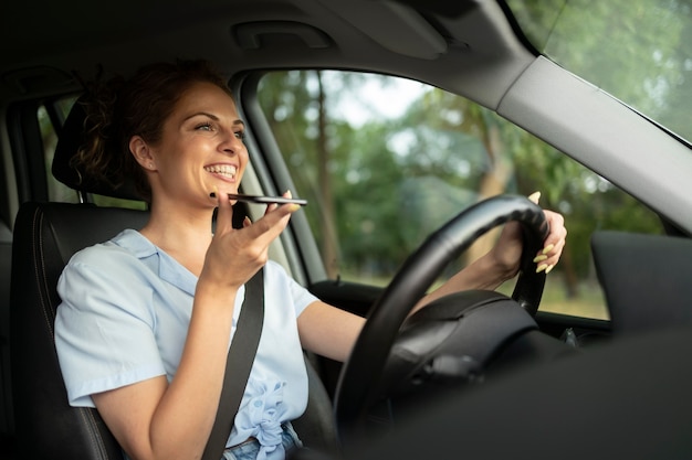 Kostenloses Foto frau, die mit ihrem auto reist