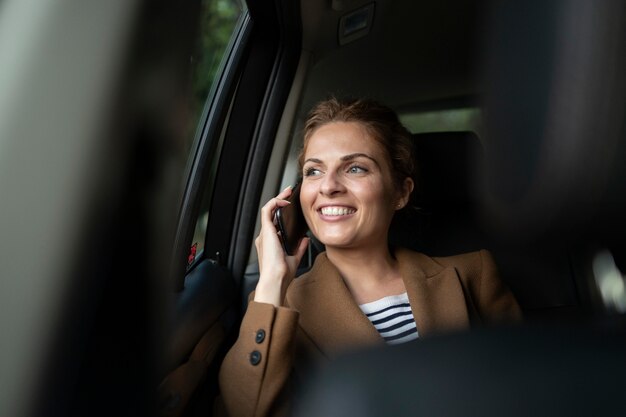 Frau, die mit ihrem Auto reist