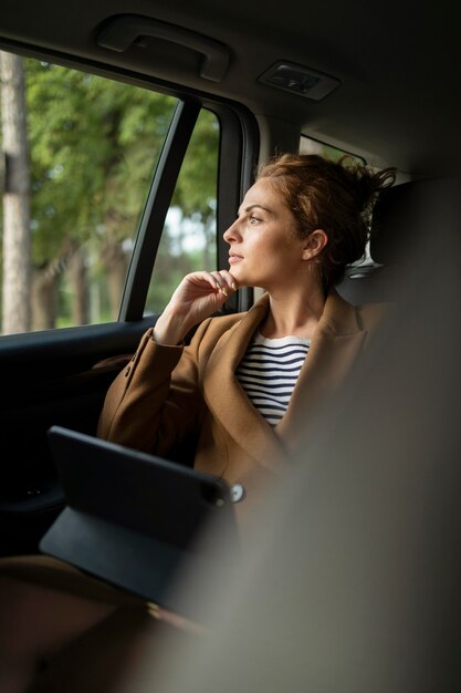 Frau, die mit ihrem Auto reist