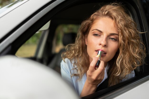 Frau, die mit ihrem Auto reist