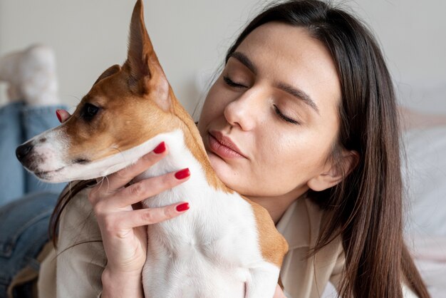 Frau, die mit ihrem entzückenden Hund aufwirft