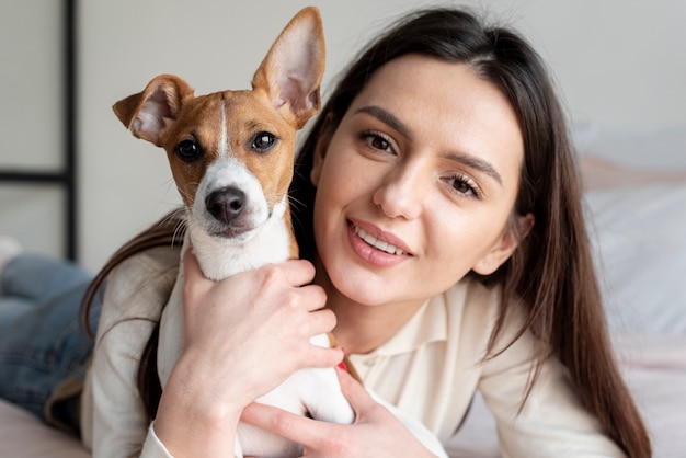 Frau, die mit ihrem Hund aufwirft