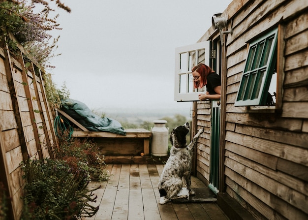 Frau, die mit ihrem Hund spricht