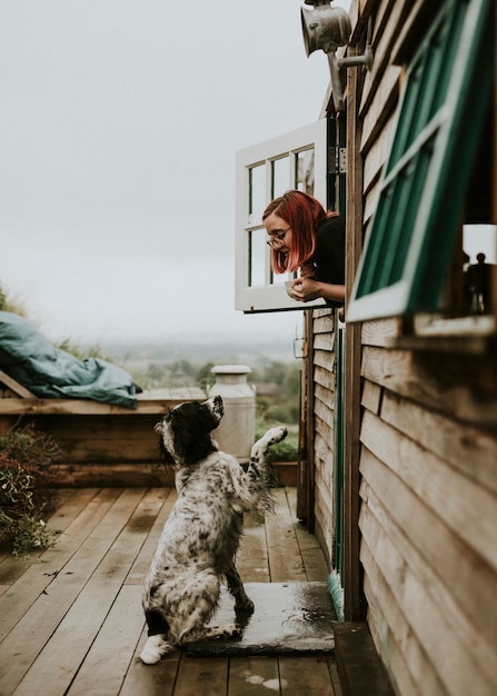 Frau, die mit ihrem Hund spricht