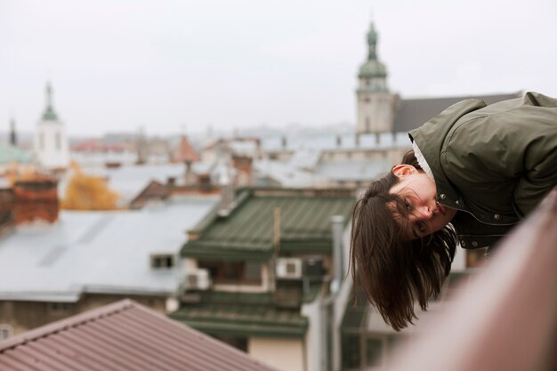 Frau, die mit ihrem Kopf unten mit Kopienraum bleibt