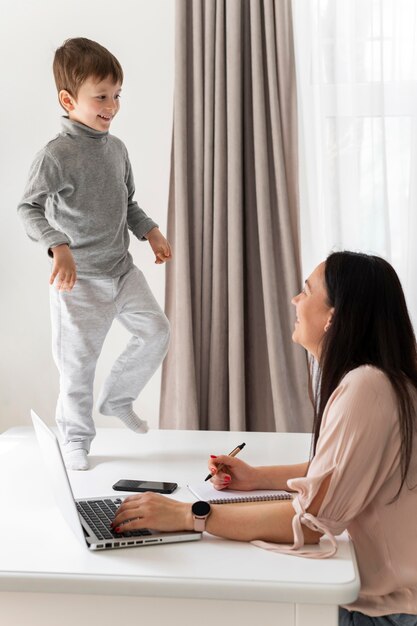 Frau, die mit Laptop am Schreibtisch arbeitet