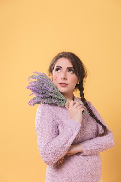 Frau, die mit Lavendel- und Exemplarplatz aufwirft