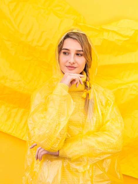 Kostenloses Foto frau, die mit regenmantel aufwirft