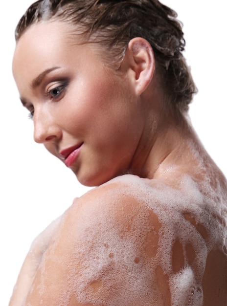 Frau, die mit Seife auf Körper und Kopf duscht. Hygiene- und Hautpflegekonzept