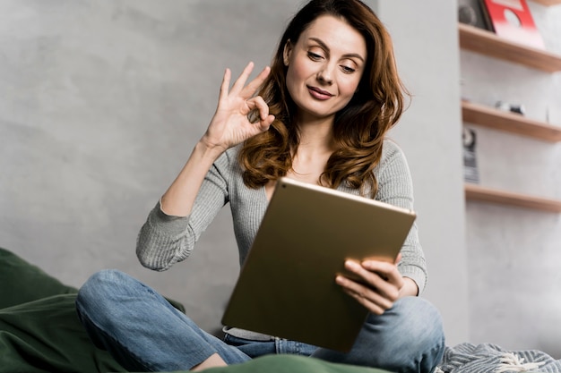 Kostenloses Foto frau, die mit tablette strömt