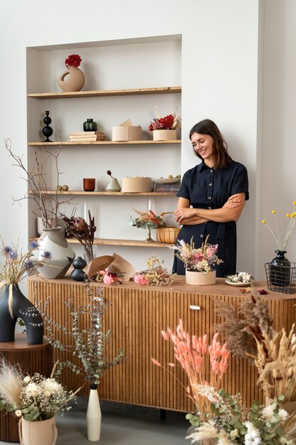 Frau, die mit Trockenblumen arbeitet