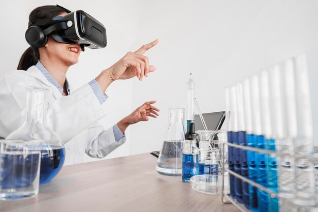 Frau, die mit Virtual-Reality-Brille arbeitet