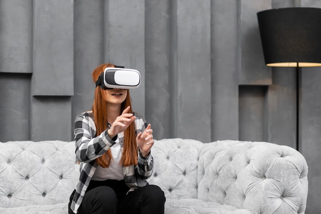 Frau, die mit vr Gläsern spielt