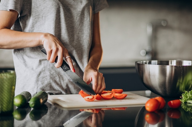 Frau, die Mittagessen zu Hause kocht